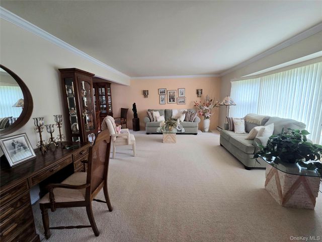 15 Winthrop Place, Deer Park, NY 11729