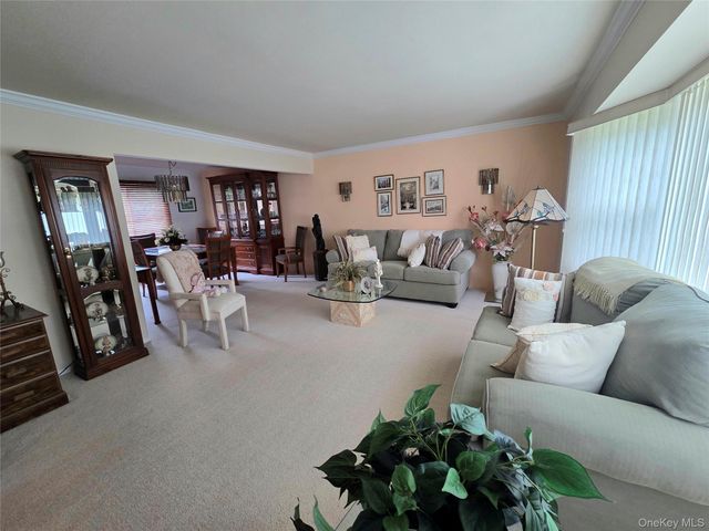 15 Winthrop Place, Deer Park, NY 11729