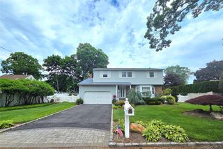 15 Winthrop Place, Deer Park, NY 11729