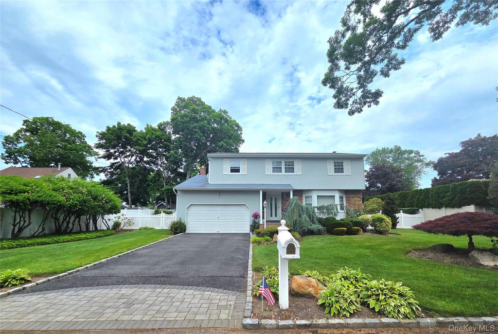 15 Winthrop Place, Deer Park, NY 11729