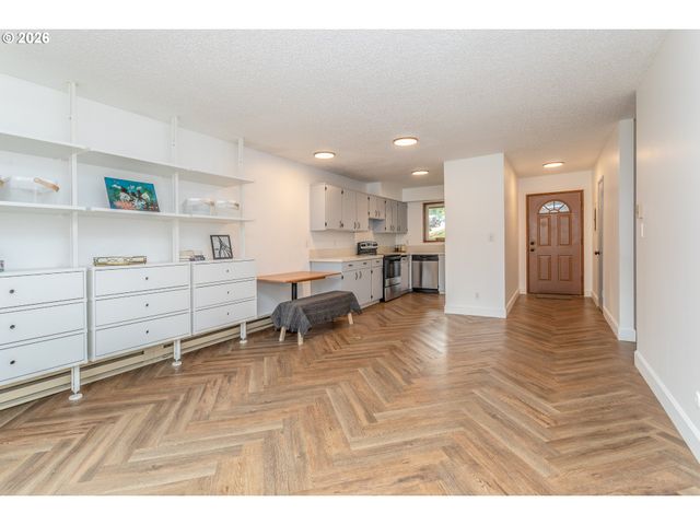 5005 Sw MITCHELL St 13, Portland, OR 97221