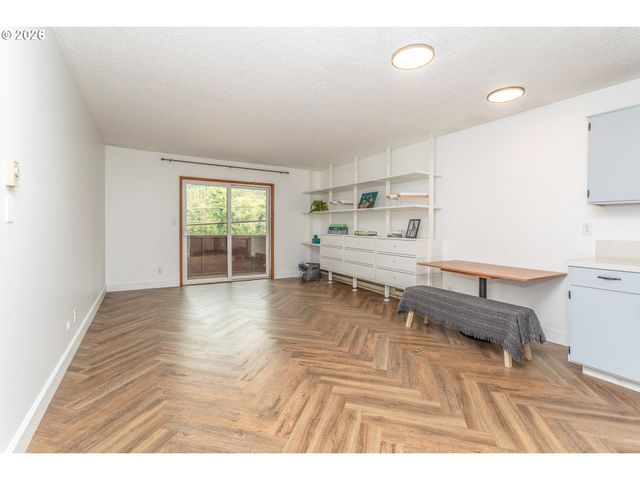 5005 Sw MITCHELL St 13, Portland, OR 97221