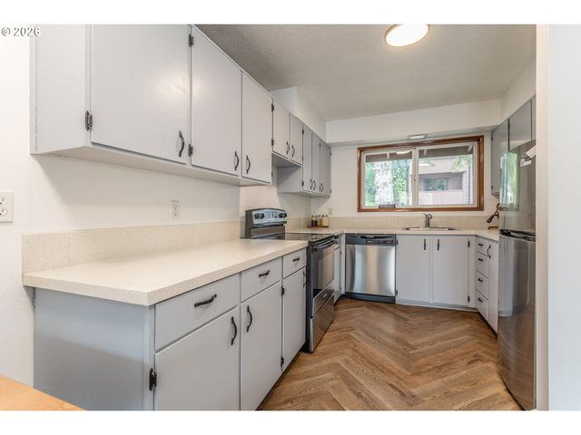 5005 Sw MITCHELL St 13, Portland, OR 97221