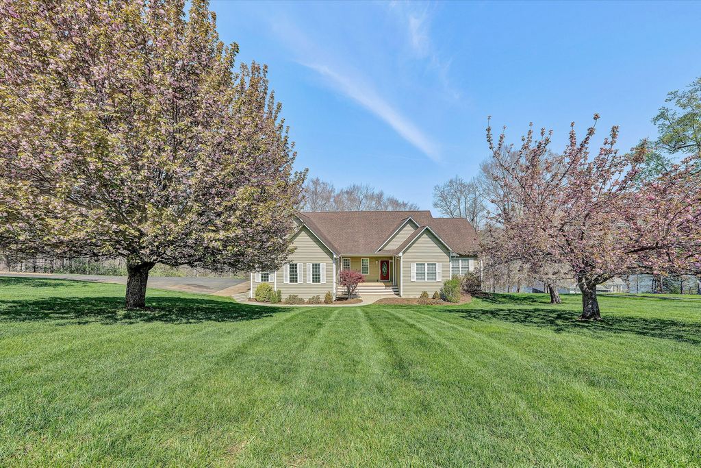 353 Deerpath DR, Hardy, VA 24101