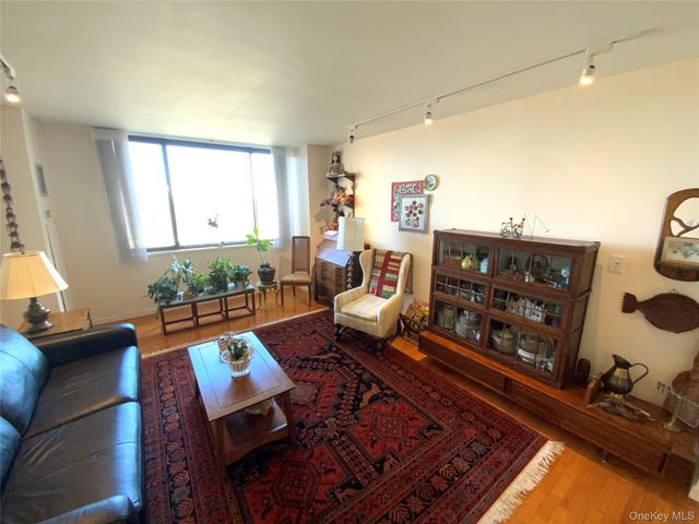 27010 Grand Central Parkway 9M, Floral Park, NY 11005