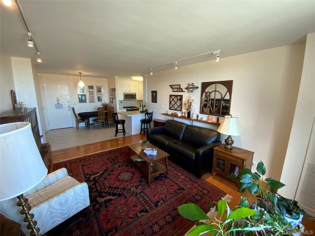 27010 Grand Central Parkway 9M, Floral Park, NY 11005