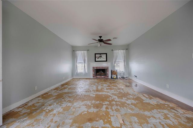 2040 W Guenther Lane, La Grange, TX 78945