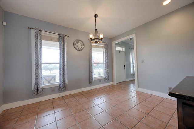 2040 W Guenther Lane, La Grange, TX 78945