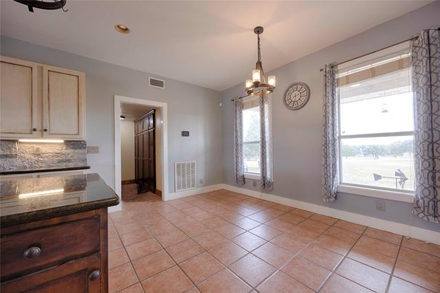 2040 W Guenther Lane, La Grange, TX 78945