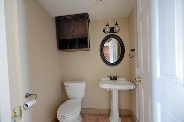 2040 W Guenther Lane, La Grange, TX 78945