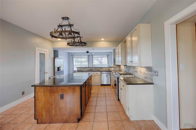 2040 W Guenther Lane, La Grange, TX 78945