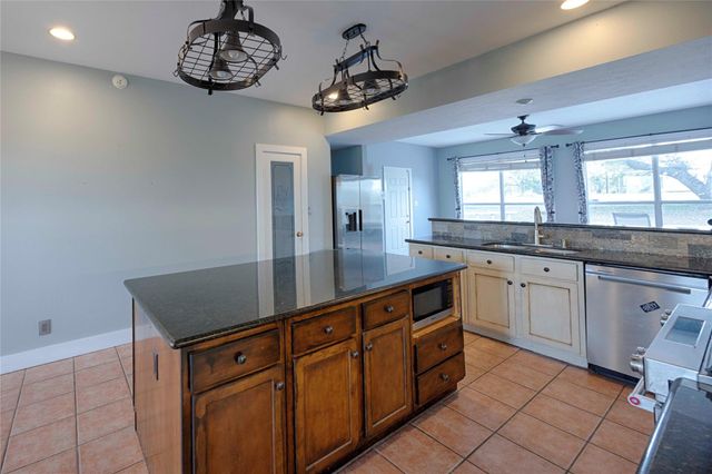 2040 W Guenther Lane, La Grange, TX 78945