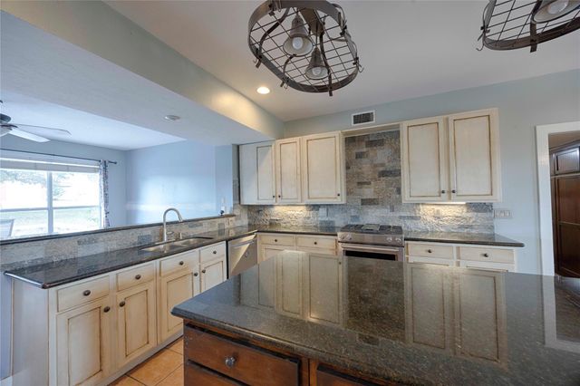 2040 W Guenther Lane, La Grange, TX 78945