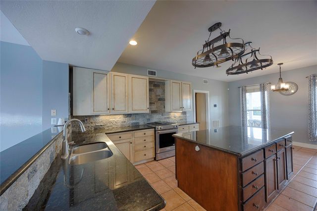 2040 W Guenther Lane, La Grange, TX 78945