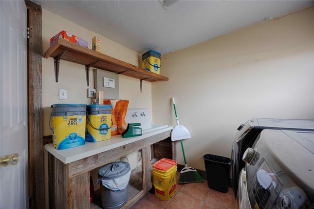 2040 W Guenther Lane, La Grange, TX 78945