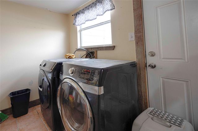 2040 W Guenther Lane, La Grange, TX 78945