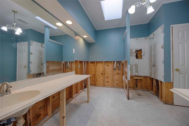 2040 W Guenther Lane, La Grange, TX 78945