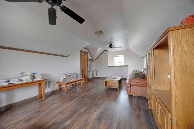 2040 W Guenther Lane, La Grange, TX 78945