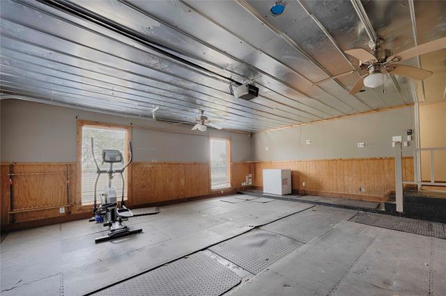 2040 W Guenther Lane, La Grange, TX 78945