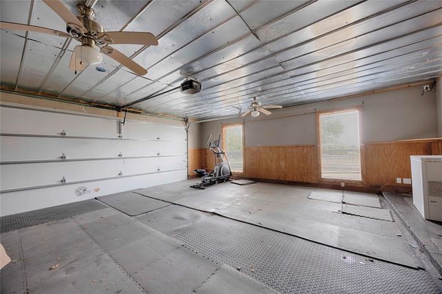 2040 W Guenther Lane, La Grange, TX 78945