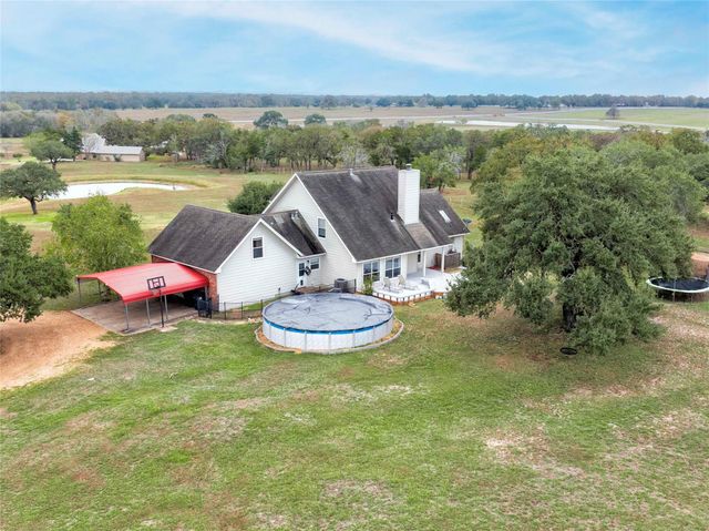 2040 W Guenther Lane, La Grange, TX 78945