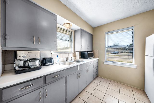 200 E Russell Avenue, Bonham, TX 75418