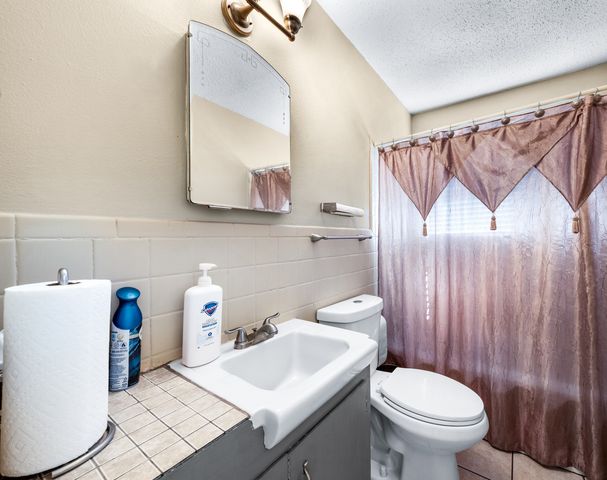200 E Russell Avenue, Bonham, TX 75418