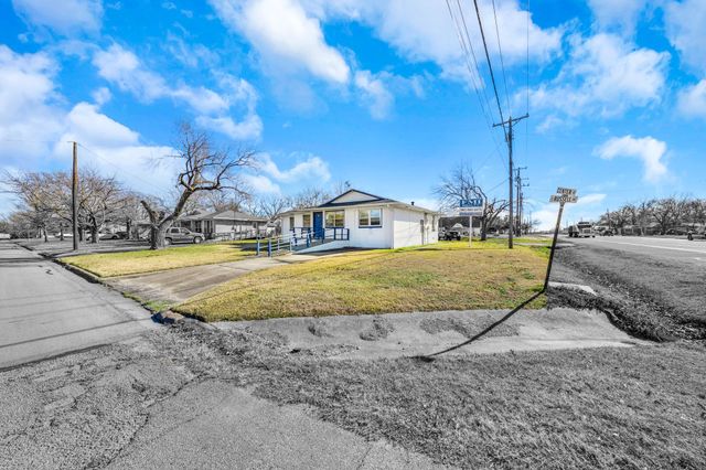 200 E Russell Avenue, Bonham, TX 75418