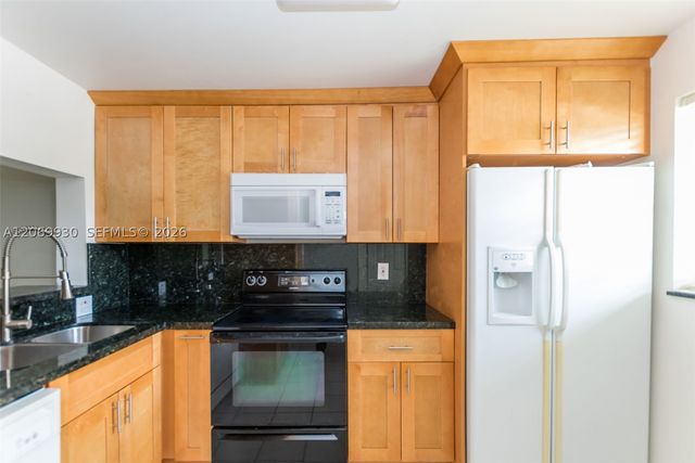 3777 NW 78th Ave 15C, Davie, FL 33024