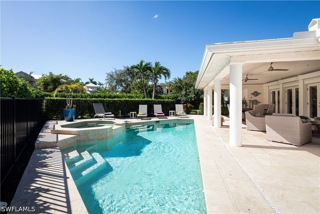 420 Palm CIR E, Naples, FL 34102