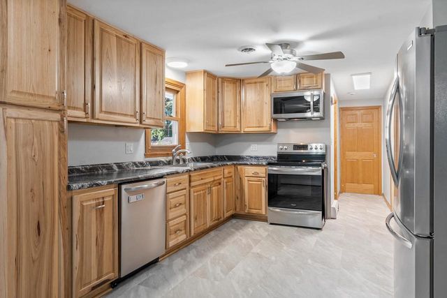 1194 APRIL LANE, Green Bay, WI 54304