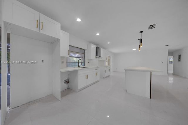 1320 NW 72nd Ave, Plantation, FL 33313