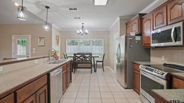 17391 Mary Martin Dr, Flint, TX 75762