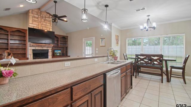 17391 Mary Martin Dr, Flint, TX 75762