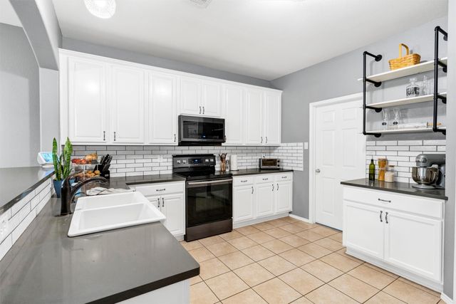 221 Brookdale Drive, Midlothian, TX 76065