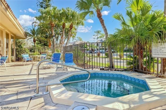 192 Fox Glen DR 2-192, Naples, FL 34104