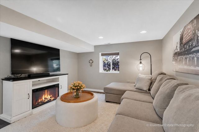 331 W Hillside Avenue, Elmhurst, IL 60126