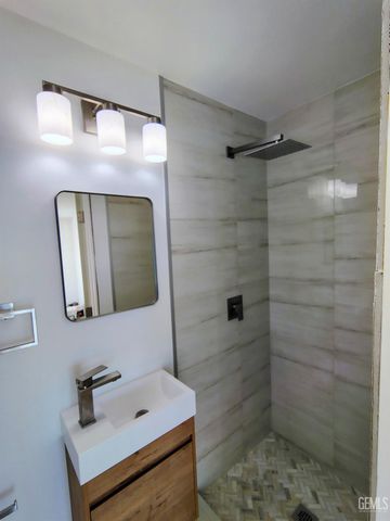 2401 Kenwood Road, Bakersfield, CA 93306