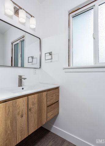 2401 Kenwood Road, Bakersfield, CA 93306