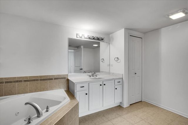 8515 Woodward Avenue 303, Woodridge, IL 60517