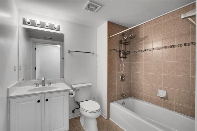 8515 Woodward Avenue 303, Woodridge, IL 60517