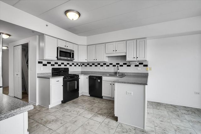 8515 Woodward Avenue 303, Woodridge, IL 60517