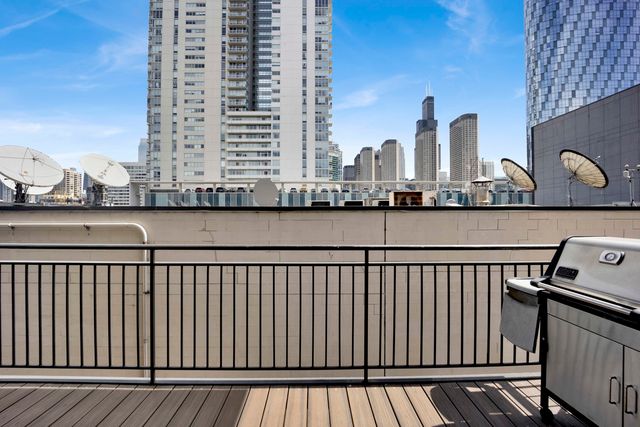 23 N Green Street 303, Chicago, IL 60607