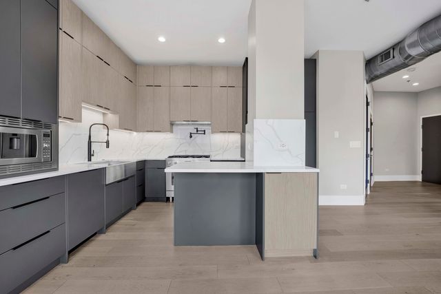 23 N Green Street 303, Chicago, IL 60607