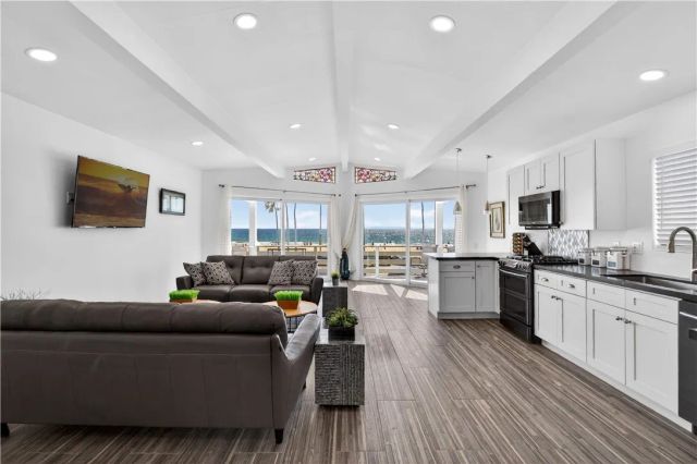 2212 W Oceanfront, Newport Beach, CA 92663