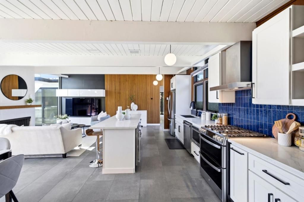 Image 12 of property listing at 697 Vanessa Drive, San Mateo, CA 94402