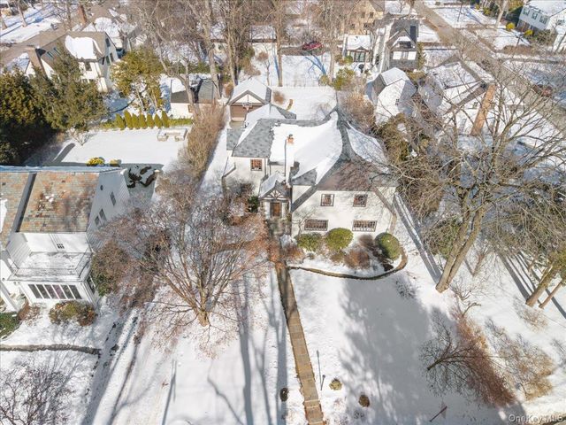 27 Huntington Avenue, Scarsdale, NY 10583