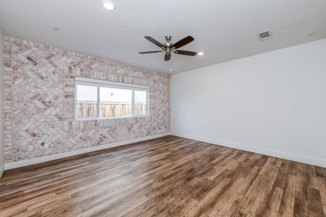 2071 N Hughes Avenue, Clovis, CA 93619