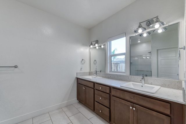 2071 N Hughes Avenue, Clovis, CA 93619