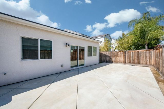 2071 N Hughes Avenue, Clovis, CA 93619